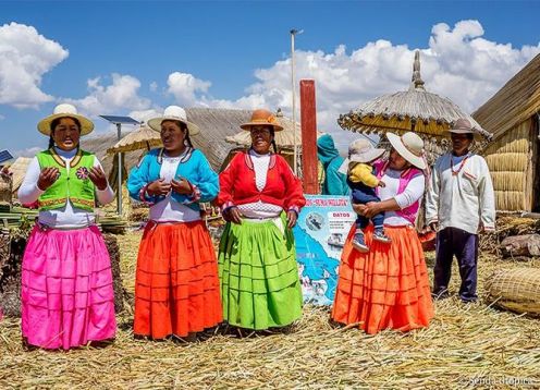 Excursion de dia completo a  islas de Uros y Taquile en barco de alta velocidad. Puno, PERU