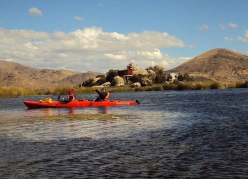Kayak en las islas de los uros y Taquile. Puno, PERU